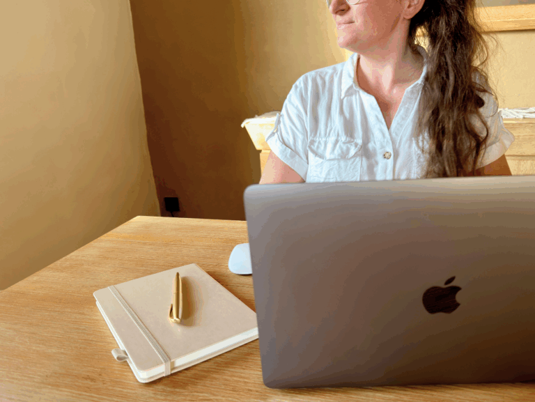 SEO für Reiseanbieter: Melli Ruffing am Schreibtisch mit MacBook