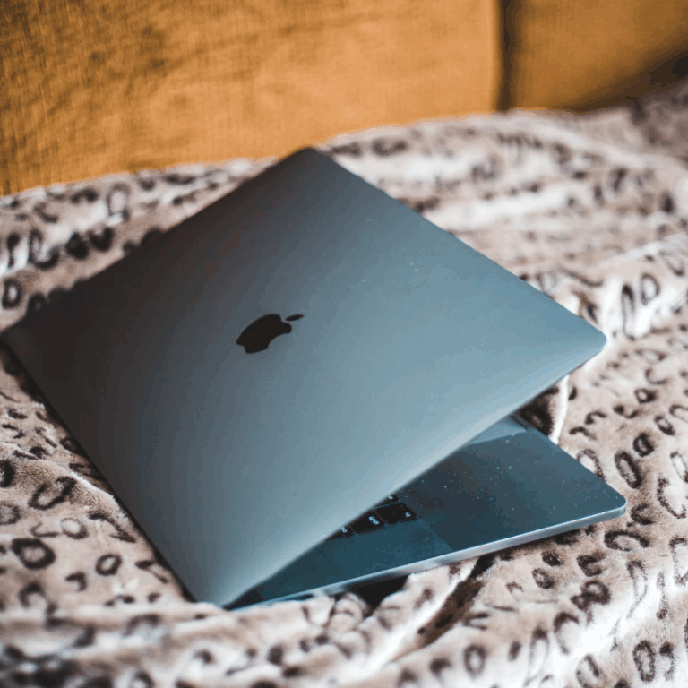 Pinterest-Management: Arbeitsplatz mit MacBook