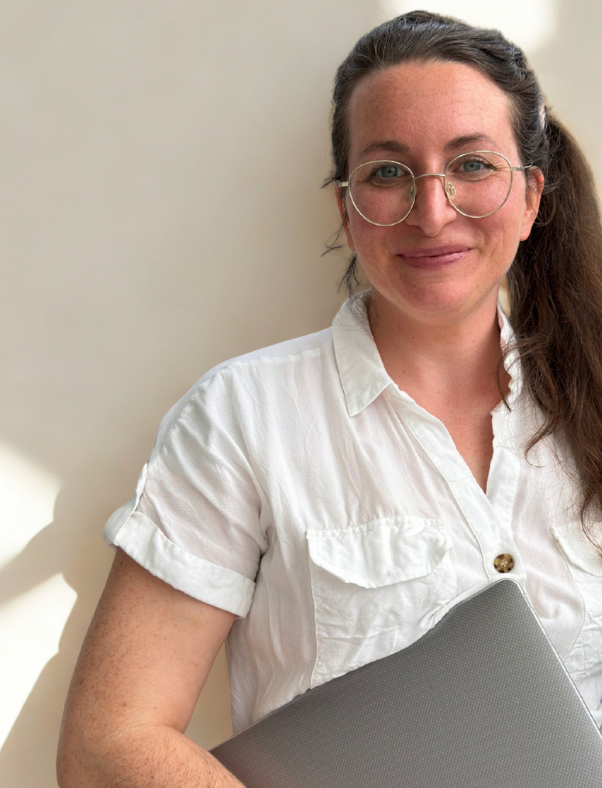Melli Ruffing mit MacBook, Pinterest-Management mit SEO im Hinterkopf